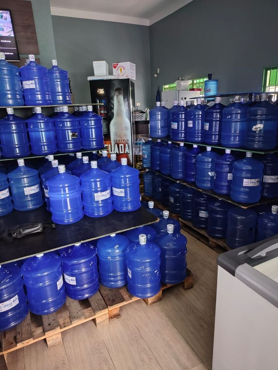 Galões de água mineral organizados no estoque