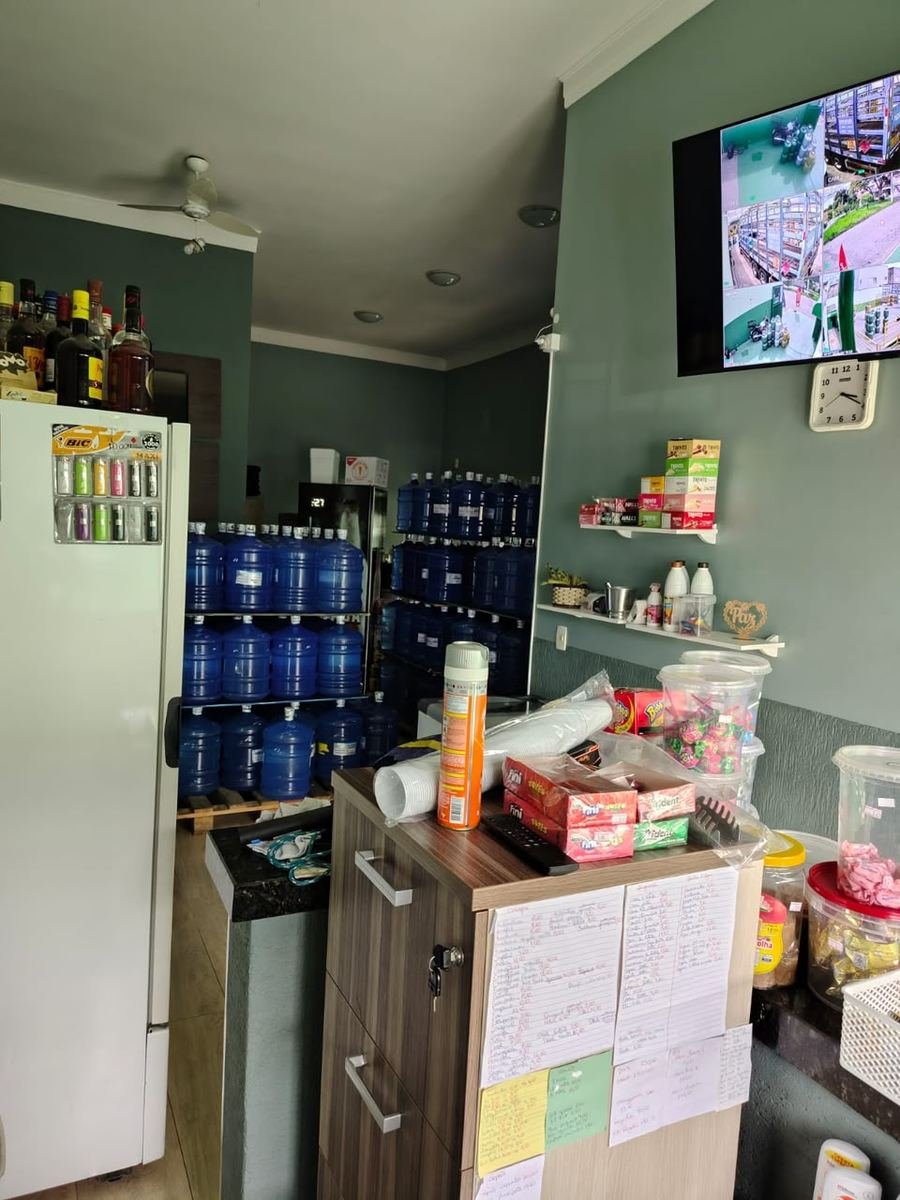 Interior da loja com estoque e balcão de atendimento